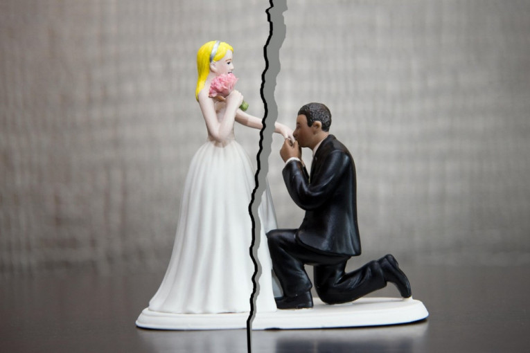 Hotel „Razvod“ - Paket za beg: Za samo tri dana nesrećno venčani parovi mogu biti srećno razvedeni