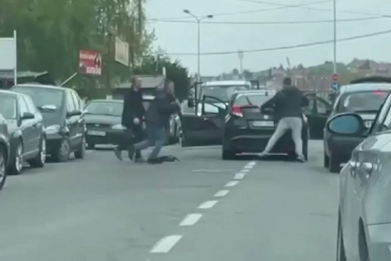 Incident u Žarkovu: Četvorica muškaraca se tukla, sevali stolica i šipka (VIDEO)