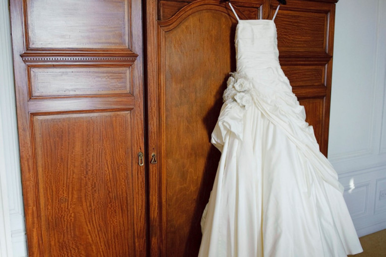 Venčana haljina dobila novu svrhu - Ili za svadbu ili za vakcinu