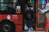 "Pre svega gospodin": Deka u gradskom autobusu raznežio mnoge (FOTO)