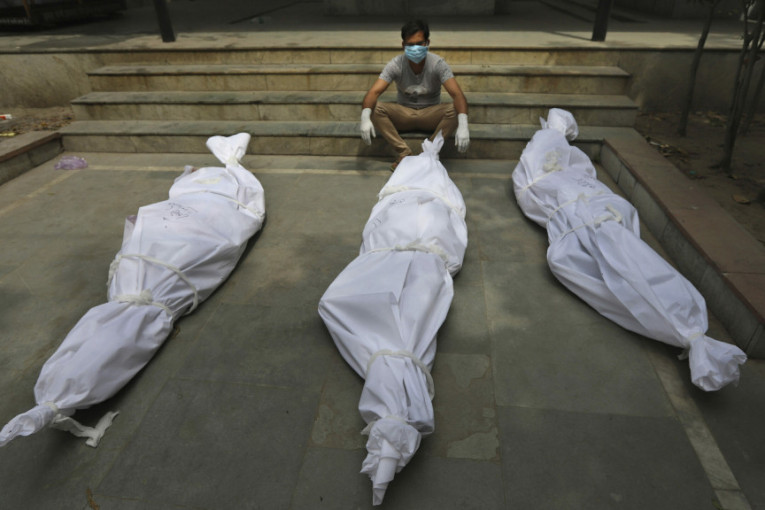 Noćna mora na javi: Krematorijumi u Indiji krcati, bolnice na ivici kolapsa, ljudi umiru zbog nedostatka kiseonika