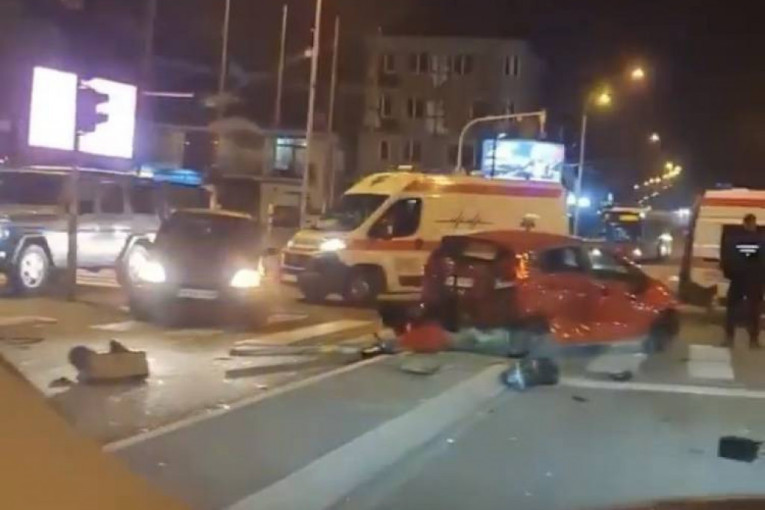 Teška nesreća na Novom Beogradu: Dva automobila se sudarila sa vozilom Hitne pomoći koja je bila pod rotacijom (FOTO)