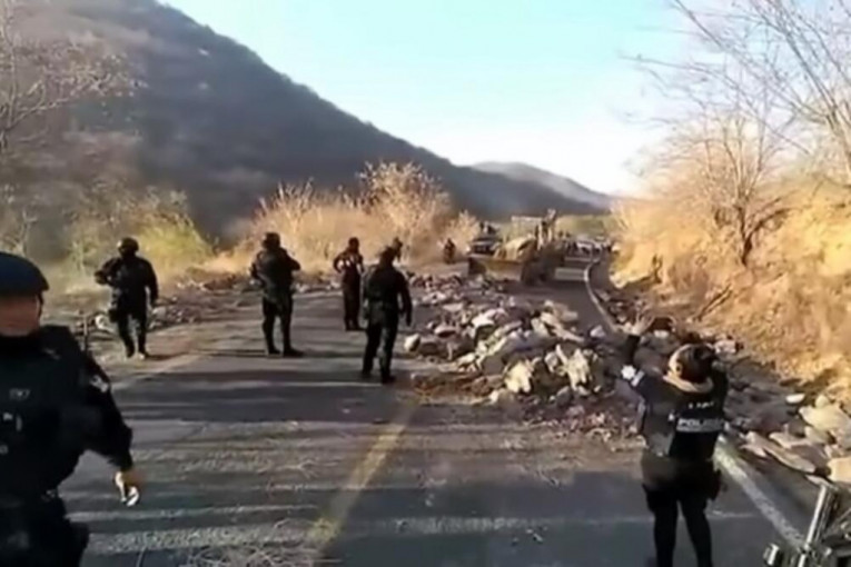 U Meksiku kao na bojnom polju: Narko-kartel napao policiju dronovima i eksplozivom (VIDEO)
