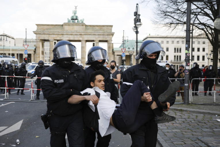 Protest protiv zakona o korona merama: Demonstranti u Nemačkoj protiv "zaključavanja" (FOTO)