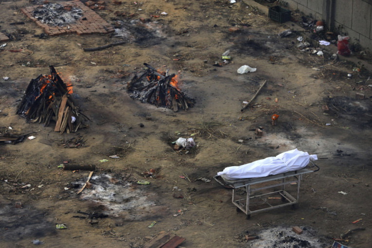 Indija u paklu korone: Ljudi sami prave lomače za spaljivanje svojih preminulih, zaliha kiseonika ima za još nekoliko sati