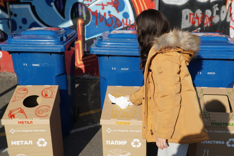 U OŠ "Skadarlija" postavljene reciklažne kante: "Važno je da najmlađi čuvaju životnu sredinu"