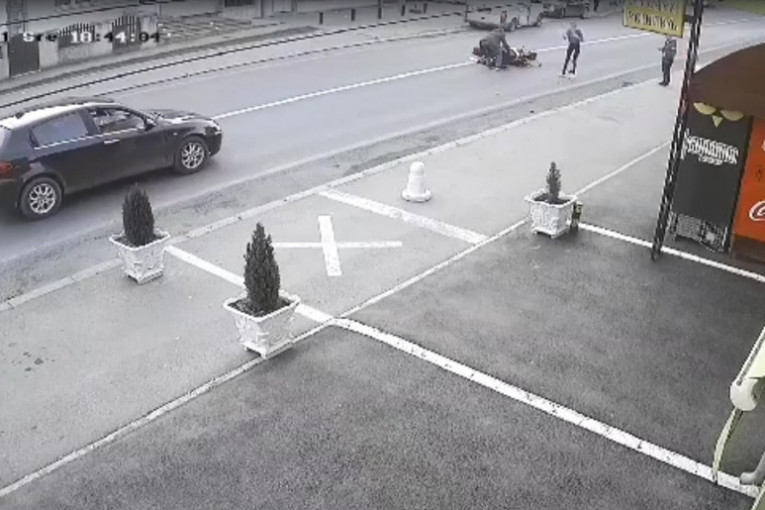 Kamere snimile jezivu scenu kod Stepojevca: Motociklista se zakucao u kombi, prolaznici prestravljeni! (VIDEO)