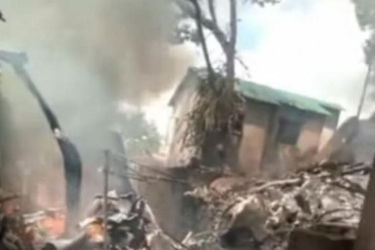 Vojni helikopter pao na kuću u Zimbabveu i ubio dete: Poginula i tri člana posade (VIDEO)