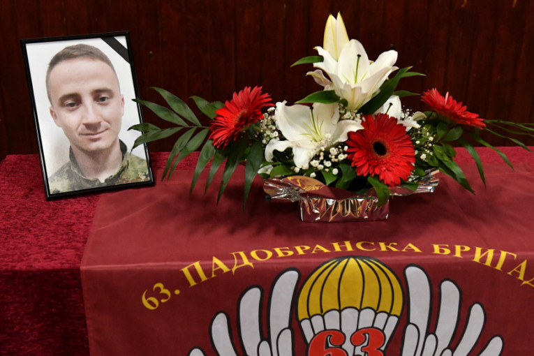 Velika tuga u Vranju, više stotina ljudi došlo da se oprosti od vojnika: Sahranjen poginuli padobranac Ognjen Trajković