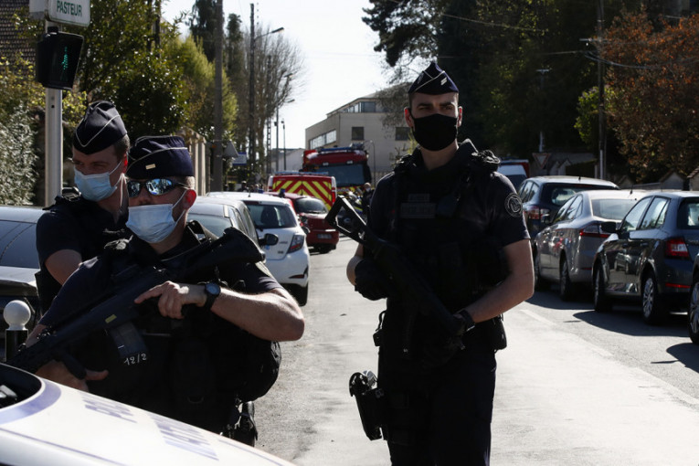 UZNEMIRUJUĆE: Srbin harpunom ranio sunarodnika u Francuskoj! Policajci šokirani - Nikada ovako nešto nismo videli (FOTO)