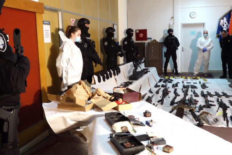 Oružje, eksploziv, mašine za mlevenje, tajna soba u Ritopeku: Ovo su dokazi pronađeni u Belivukovoj kući (FOTO+VIDEO)