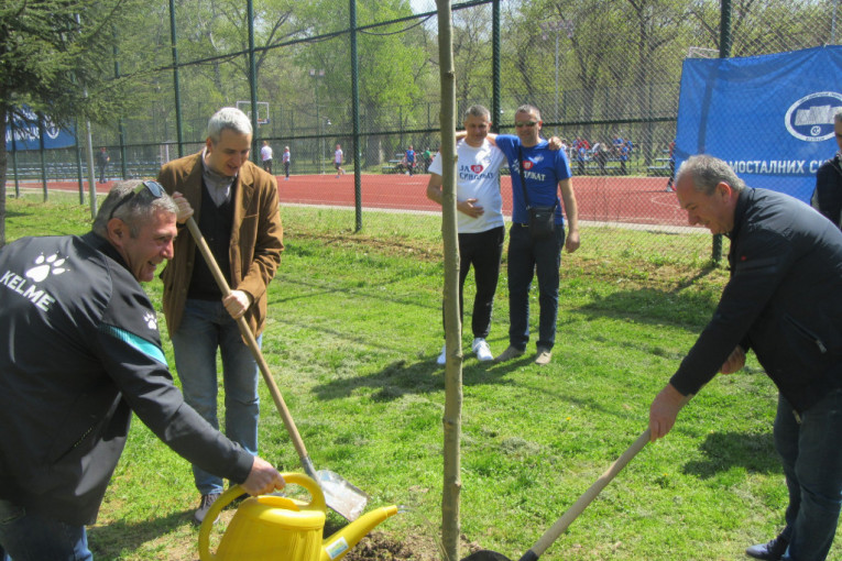 Jubilej Saveza samostalnih sindikata Beograda obeležen sadnjom u akciji “Drvo za moj Beograd” (FOTO)