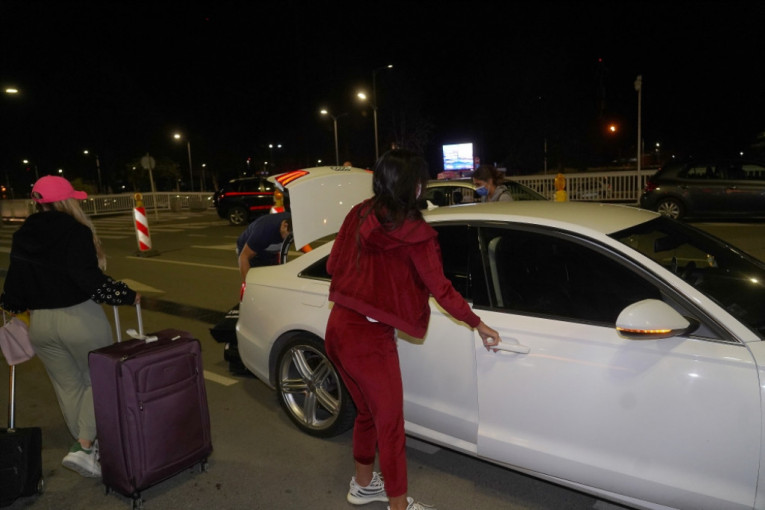 Anastasija uslikana na aerodromu! Dečka Đorđa i nju dočekao besan automobil! Pevačica premorena od provoda (FOTO)
