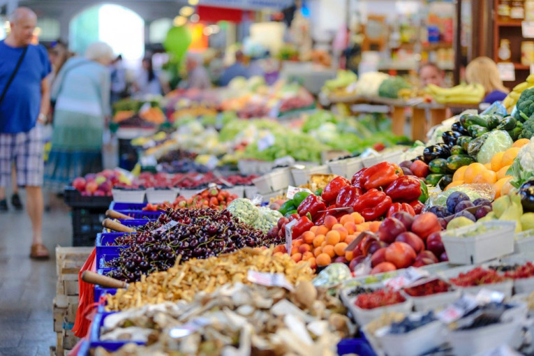 Skuplja hrana gura inflaciju: Za godinu dana 5,7 odsto više cene