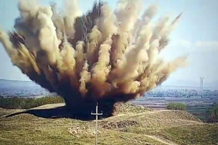Uništena avio-bomba iz Drugog svetskog rata! Eksplozija u Deliblatskoj peščari, pogledajte kako izgleda (VIDEO, FOTO)