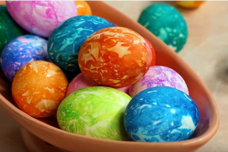 Jednostavno, a prelepo: Farbanje jaja krep papirom (VIDEO)
