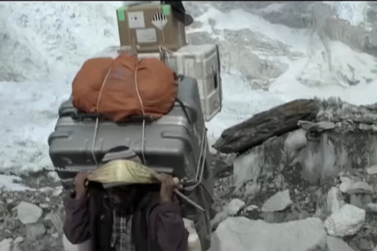 Šerpe: Poslednji nosači na svetu - Po snegu i ledu penju se na visoke planine i na leđima nose 100 kilograma tereta