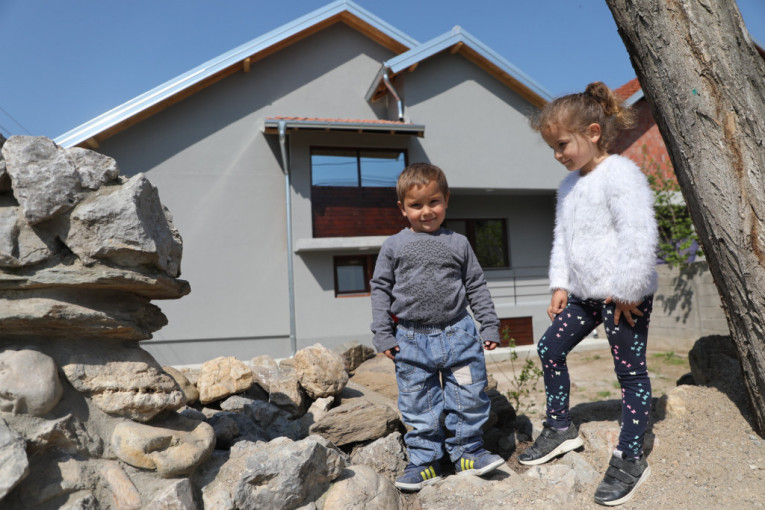 Šestoro mališana iz Mramora kod Niša dobilo novi dom: "Više se ne plašimo kad pada kiša i ne stidimo pred drugom decom"