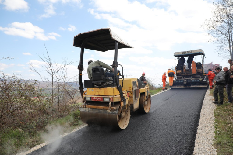 Mašine se u užičkom kraju ne gase: Meštani sela Ribaševina dobili dugoočekivani asfalt do svojih domova