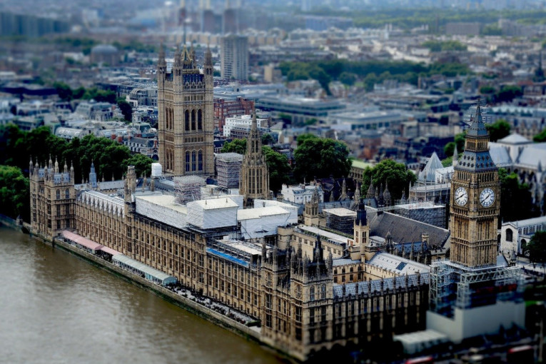 Britanski parlament za uvođenje sankcija „Severnom toku 2“ i „Jamalu“ zbog incidenta sa „Rajanerom“