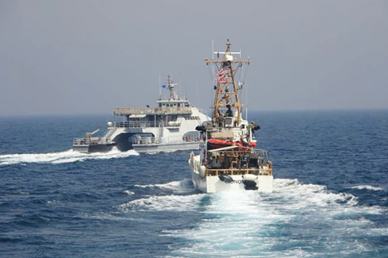 Bliski susret ratnih brodova SAD i Irana u Persijskom zalivu! Ispaljeni hici upozorenja (FOTO)