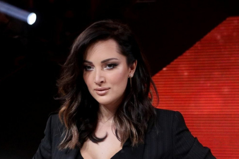 Provokativno izdanje Aleksandre Prijović! Pevačica pozirala na jahti u kupaćem kostimu (FOTO)