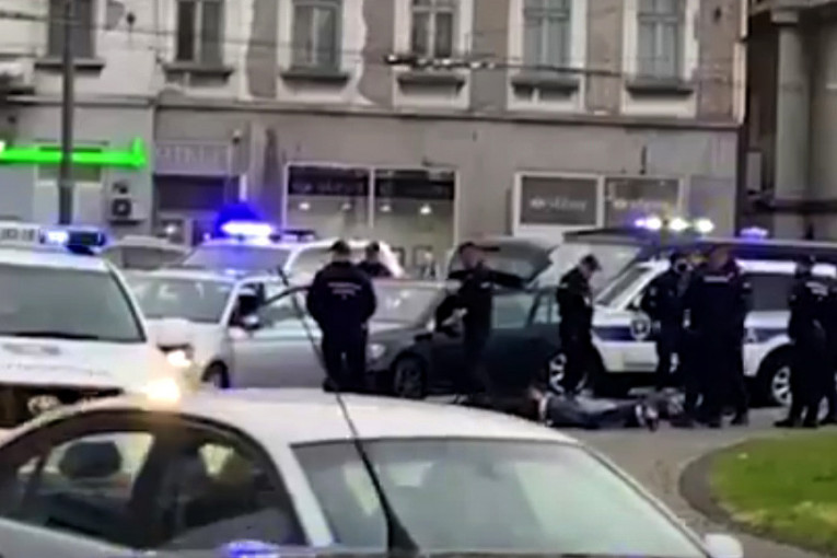 Filmska akcija na Slaviji: Policija zaustavila "golf", trojica ležali na zemlji s lisicama