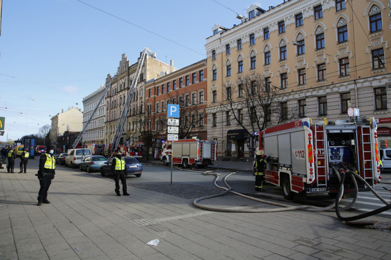 Ogroman požar u centru Rige: Zapalio se hostel, stradalo osam ljudi! (VIDEO)