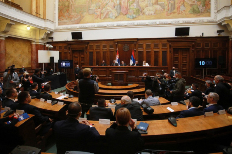 Skupštini Srbije predat novi Predlog rezolucije o genocidu u Srebrenici