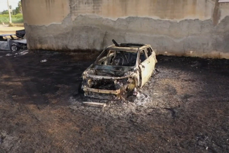 Burna noć u Andrijevici: Jedan automobil zapaljen, drugi demoliran