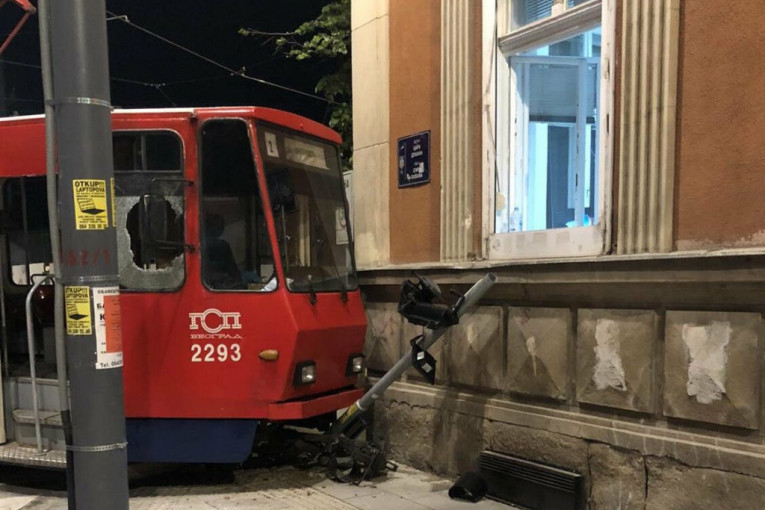 Iskočio tramvaj iz šina u Dušanovoj ulici i udario u zgradu