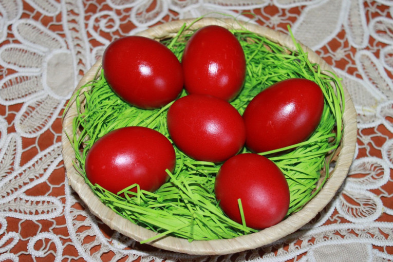 Od svih uskršnjih jaja, najvažnija su crvena, a čuvarkuća se uvek farba tom bojom. Da li znate koja je simbolika crvenih jaja?