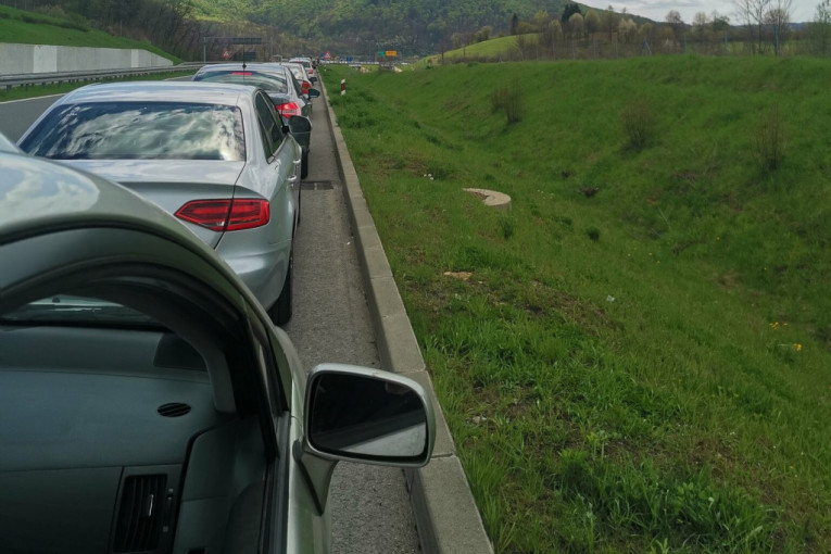 Haos na autoputu Miloš Veliki: Zbog kolone duge osam kilometara zatvoren tunel kod Brđana (VIDEO/FOTO)