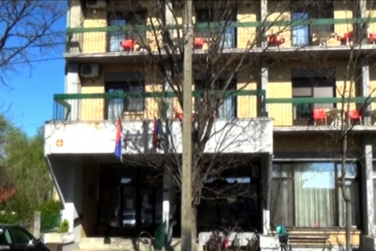 Tragedija u Kikindi: Žena (88) skočila kroz prozor zgrade Gerontološkog centra