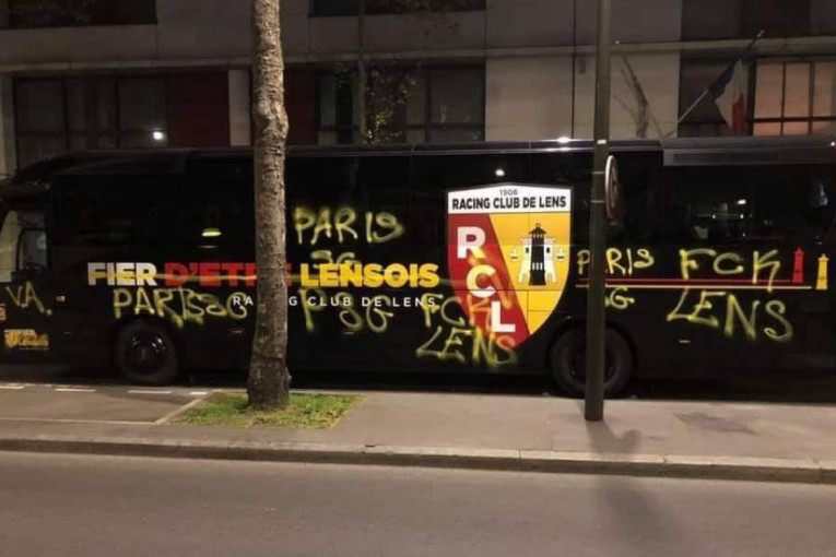 Huligani PSŽ ispisali autobus Lensa tokom noći, danas im se smeje cela Francuska (FOTO)