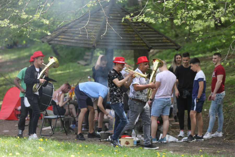 Nije uvek značio "roštilj i pivo": Ovo je istina o Prvom maju u Srbiji koju su mnogi zaboravili