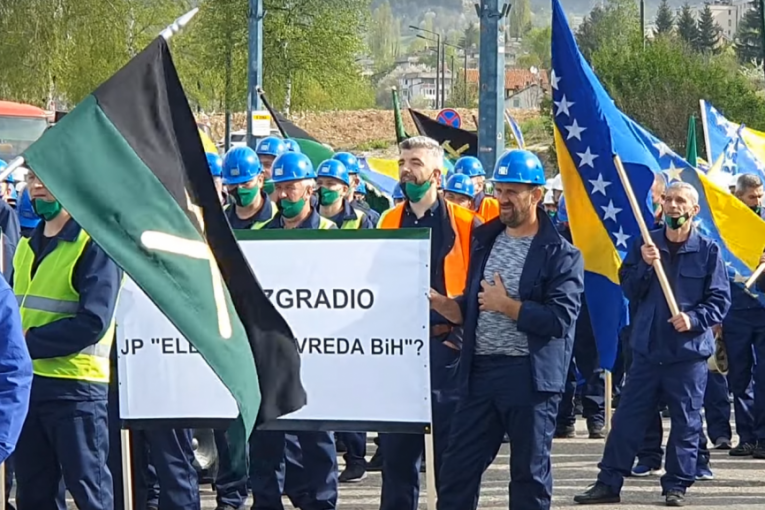 Protest u Sarajevu: Više stotina rudara ispred zgrade Vlade FBiH (VIDEO)