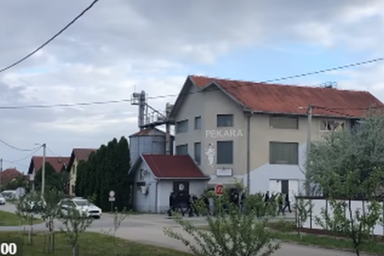 Skandal u Borovu na pravoslavni Vaskrs: Idu ulicama i skandiraju - "Ubij Srbina" (VIDEO)