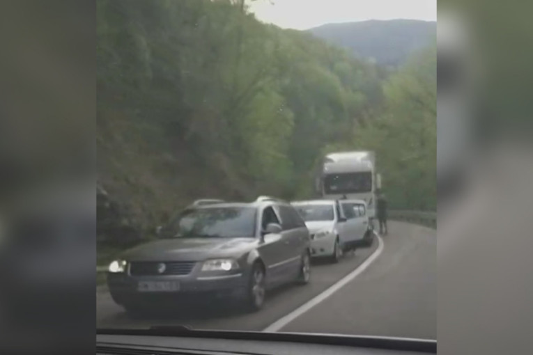 Pakleni ponedeljak za vozače: Kilometarske kolone na magistralnom putu od Zlatibora ka Gostunu (VIDEO)
