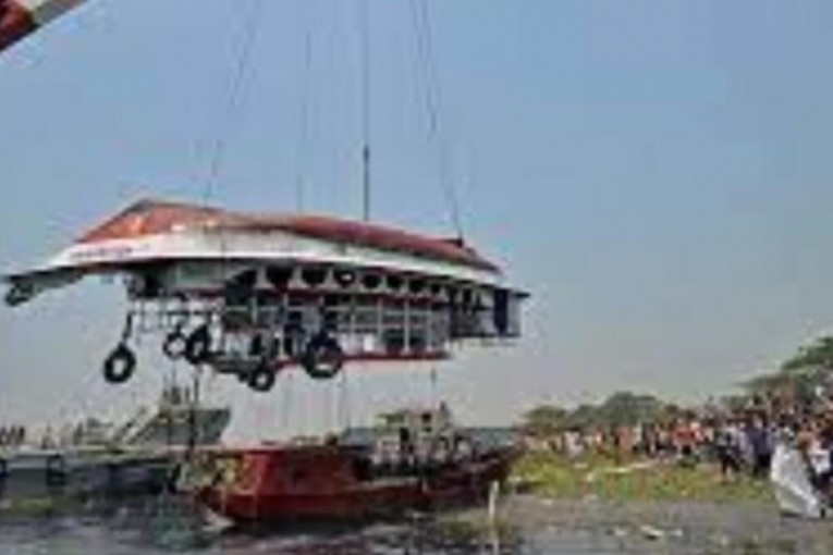 Ogromna nesreća u Bangladešu: Sudarili se putnički brodić i tegljač, poginulo najmanje 26 osoba! (FOTO)