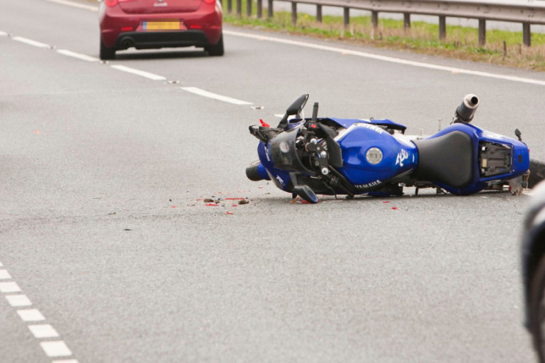 Motociklista zadobio povrede opasne po život: Teška nesreća na autoputu Valjevo-Šabac
