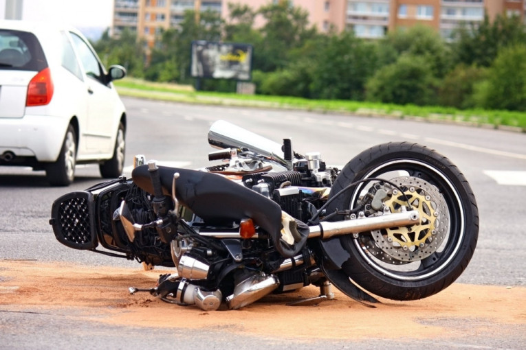 Teška saobraćajna nesreća u Beogradu: Povređen motociklista, hitno prevezen u Urgentni!