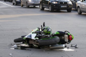 Težak udes u Nišu: Motorom naleteo na automobil, hitno hospitalizovan