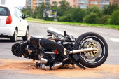 Težak sudar motora i auta u Batajnici: Jedna osoba poginula (FOTO)