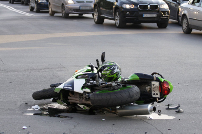 Strašna nesreća u Subotici: Poginuo motociklista, saputnica teško povređena! Vozaču kamiona krivična