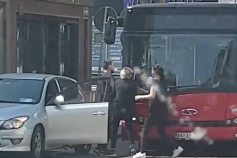 Incident u Ruzveltovoj ulici: Muškarac istrčao iz automobila i počeo da viče na vozača GSP-a