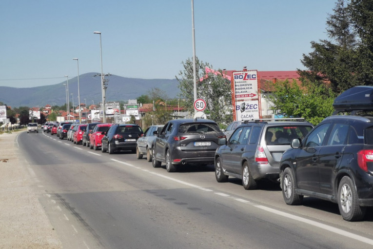 Nezapamćene gužve i rekord na Preljini: Preko 73.000 vozila prošlo kroz naplatnu rampu (FOTO)