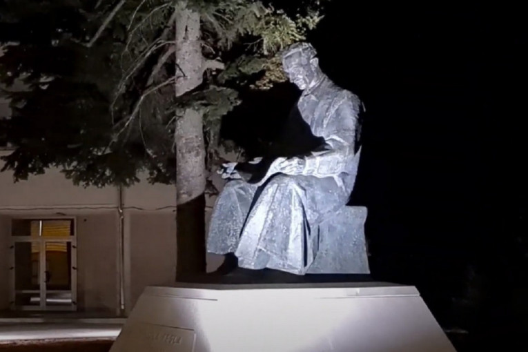 Nikola Tesla dobio statuu u Gospiću posle skoro tri decenije (VIDEO)
