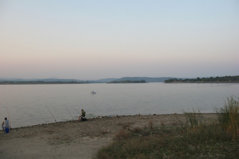 Novi detalji tragedije na Gružanskom jezeru: Kragujevčanku (21) progutala voda, još uvek nije pronađena