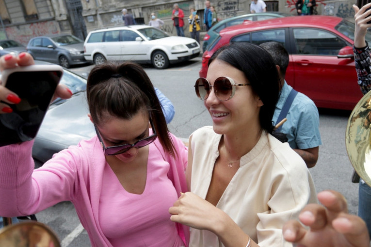 Svi su krenuli za Titel: Bojana i Anastasija nikad lepše za proslavu Đurđevdana! (FOTO)